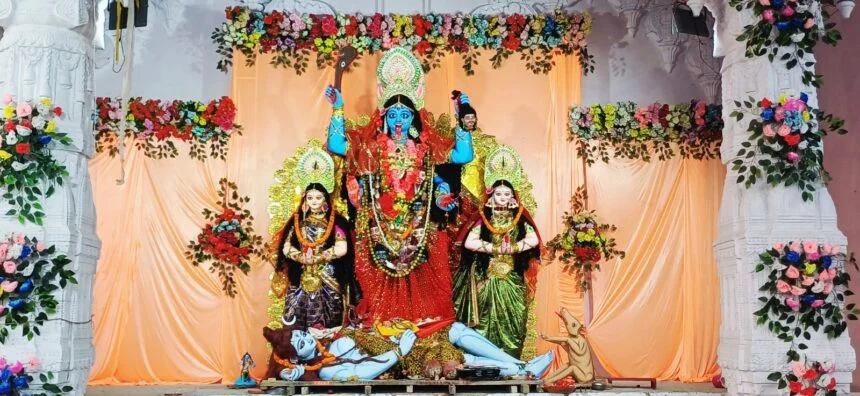 बछवाड़ा के विभिन्न पंचायतो में मां काली का पट खुलते ही जुटी श्रद्धालुओ की भीड़बछवाड़ा मां काली का पट खुलते ही जुटी श्रद्धालुओ की भीड़ 1