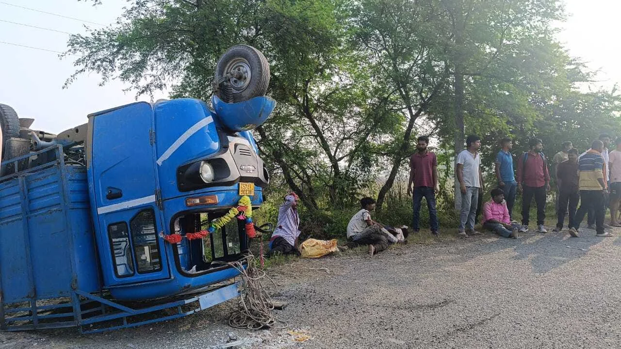 बछवाड़ा में अनियंत्रित मालवाहक ऑटो पलटने से चार लोग बुरी तरह से घायल, सभी घायल अस्पताल में भर्ती 2