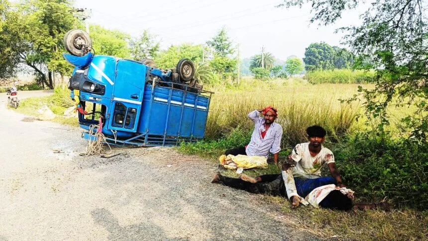 बछवाड़ा में अनियंत्रित मालवाहक ऑटो पलटने से चार लोग बुरी तरह से घायल, सभी घायल अस्पताल में भर्ती 1