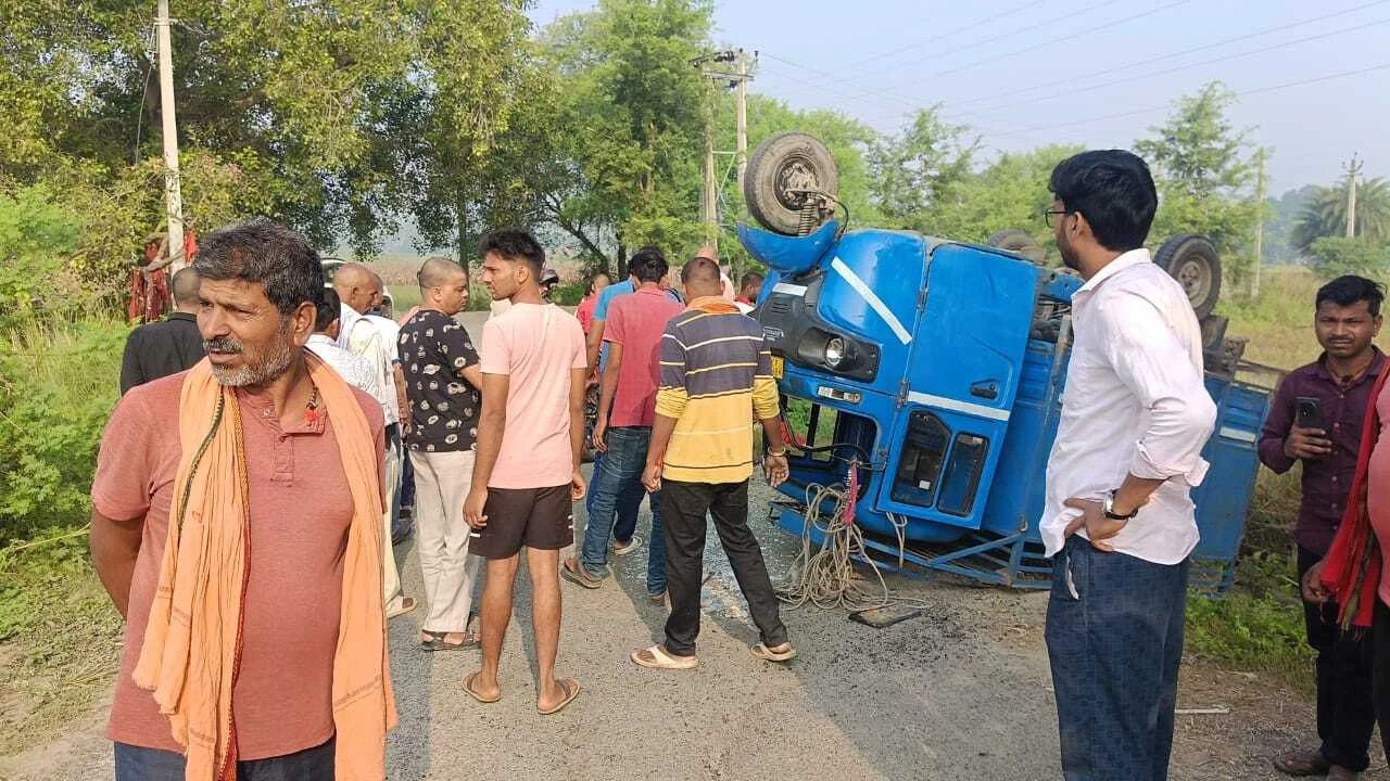 बछवाड़ा में अनियंत्रित मालवाहक ऑटो पलटने से चार लोग बुरी तरह से घायल, सभी घायल अस्पताल में भर्ती 3
