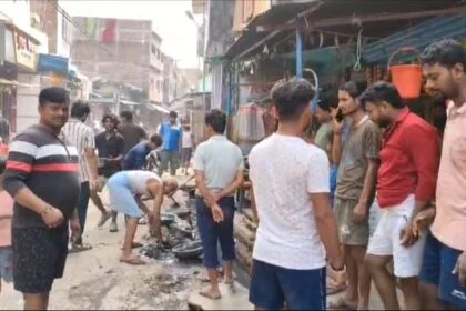 यूवाओं ने वीरपुर बाजार में की साफ सफाई, जनप्रतिनिधियों को दी चेतावनी 21