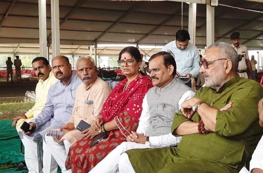 प्रधानमंत्री नरेंद्र मोदी बेगूसराय से चुनावी सभा का शंखनाद करेंगे तो यहाँ जितने वोट कटवा और झूठे दावे करने वाले पार्टी हैं सभी का मनोबल गिर जाएगा - गिरिराज सिंह 1