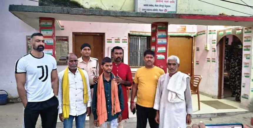 मोतिहारी जिले से भटके युवक को भगवानपुर पुलिस ने किया परिजन के हवाले 1