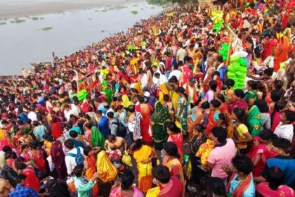 बछवाड़ा के झमटिया गंगा घाट पर नहाय खाय को लेकर गंगा स्नान के लिए उमड़ी छठ वर्तियों की भीड़ 12