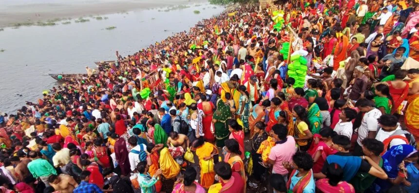 बछवाड़ा के झमटिया गंगा घाट पर नहाय खाय को लेकर गंगा स्नान के लिए उमड़ी छठ वर्तियों की भीड़ 1