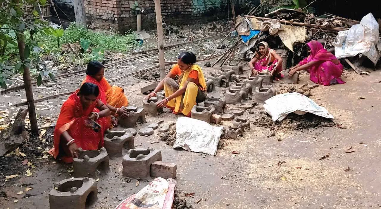 नहाय खाय के साथ चार दिवसीय महापर्व छठ शुरू, वर्ती चूल्हे के निर्माण में जुटी 2