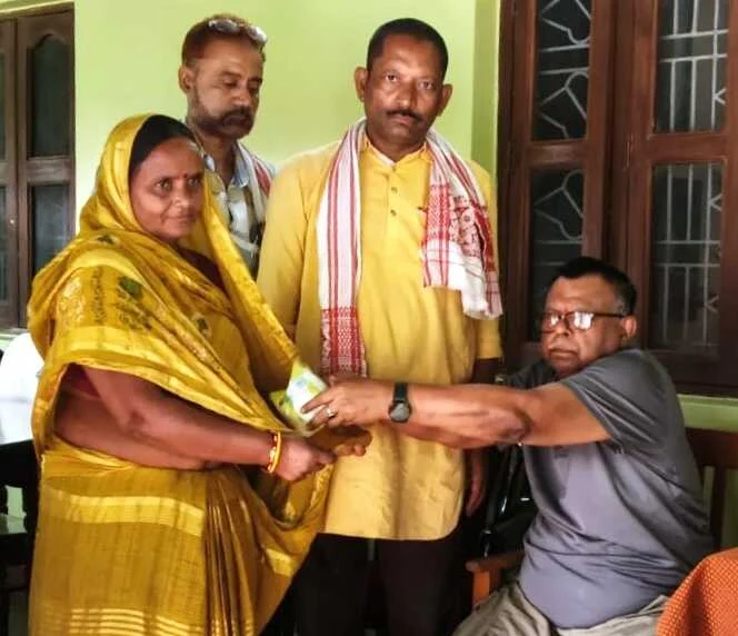 नगर परिषद बीहट में 200 छठ व्रतियों के बीच पूजन सामग्री का वितरण 1