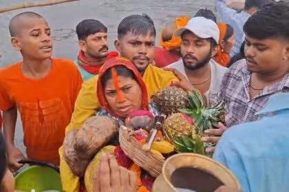 नालंदा: उदयमान सूर्य को अर्घ्य के साथ चार दिवसीय छठ महापर्व संपन्न,सभी छठघाटों पर श्रद्धालुओं ने परिवार संग दिया उदयीमान सूर्य को अर्घ्य 8