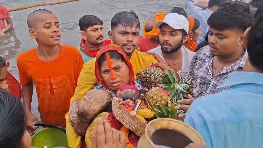 नालंदा: उदयमान सूर्य को अर्घ्य के साथ चार दिवसीय छठ महापर्व संपन्न,सभी छठघाटों पर श्रद्धालुओं ने परिवार संग दिया उदयीमान सूर्य को अर्घ्य 1