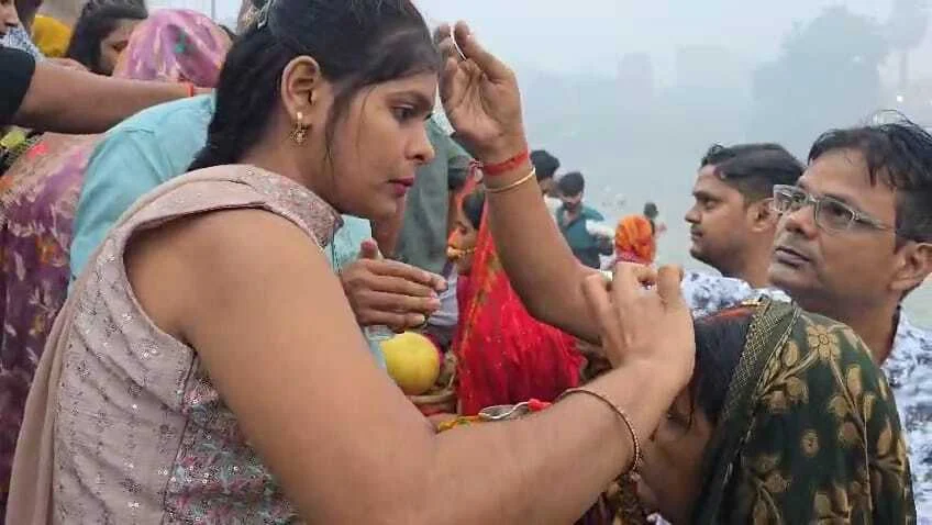 नालंदा: उदयमान सूर्य को अर्घ्य के साथ चार दिवसीय छठ महापर्व संपन्न,सभी छठघाटों पर श्रद्धालुओं ने परिवार संग दिया उदयीमान सूर्य को अर्घ्य 2