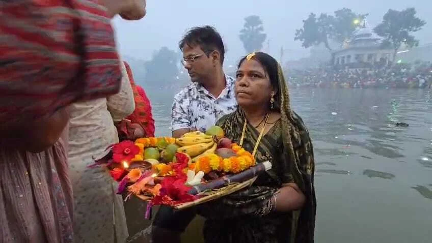 नालंदा: उदयमान सूर्य को अर्घ्य के साथ चार दिवसीय छठ महापर्व संपन्न,सभी छठघाटों पर श्रद्धालुओं ने परिवार संग दिया उदयीमान सूर्य को अर्घ्य 3