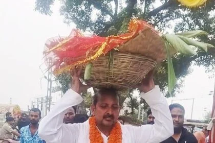 समस्तीपुर: आरजेडी विधायक अख्तरुल इस्लाम शाहीन ने छठ महापर्व पर अपने सिर पर डाला उठाकर सांप्रदायिक सौहार्द की अनोखी मिसाल पेश की 14