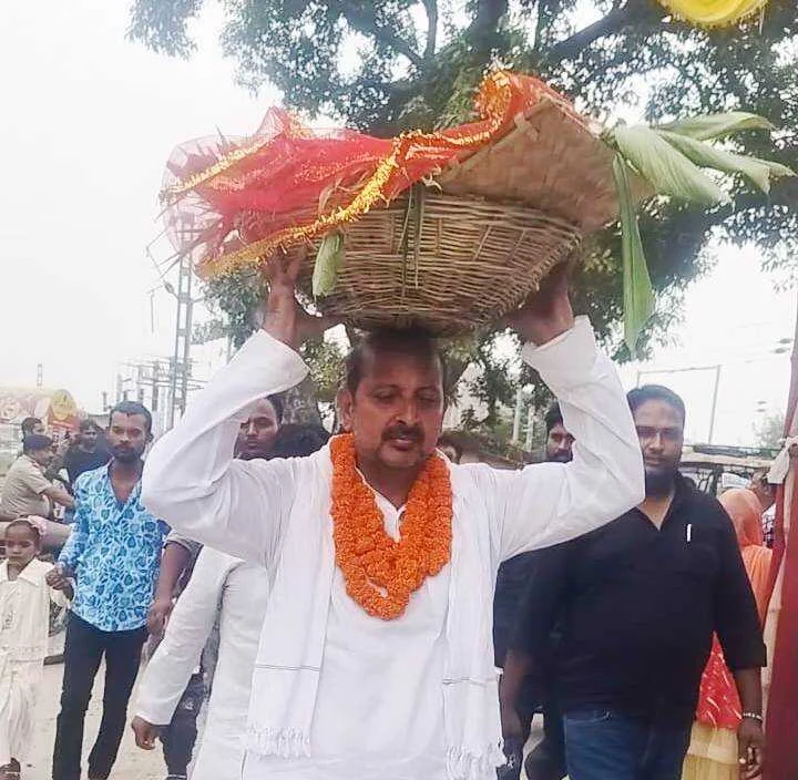 समस्तीपुर: आरजेडी विधायक अख्तरुल इस्लाम शाहीन ने छठ महापर्व पर अपने सिर पर डाला उठाकर सांप्रदायिक सौहार्द की अनोखी मिसाल पेश की 1