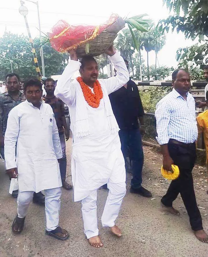 समस्तीपुर: आरजेडी विधायक अख्तरुल इस्लाम शाहीन ने छठ महापर्व पर अपने सिर पर डाला उठाकर सांप्रदायिक सौहार्द की अनोखी मिसाल पेश की 3