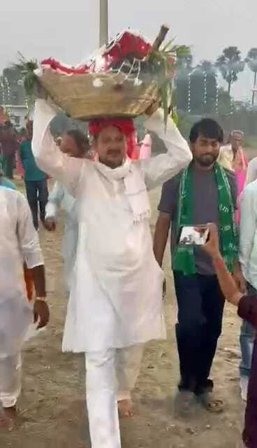 समस्तीपुर: आरजेडी विधायक अख्तरुल इस्लाम शाहीन ने छठ महापर्व पर अपने सिर पर डाला उठाकर सांप्रदायिक सौहार्द की अनोखी मिसाल पेश की 2