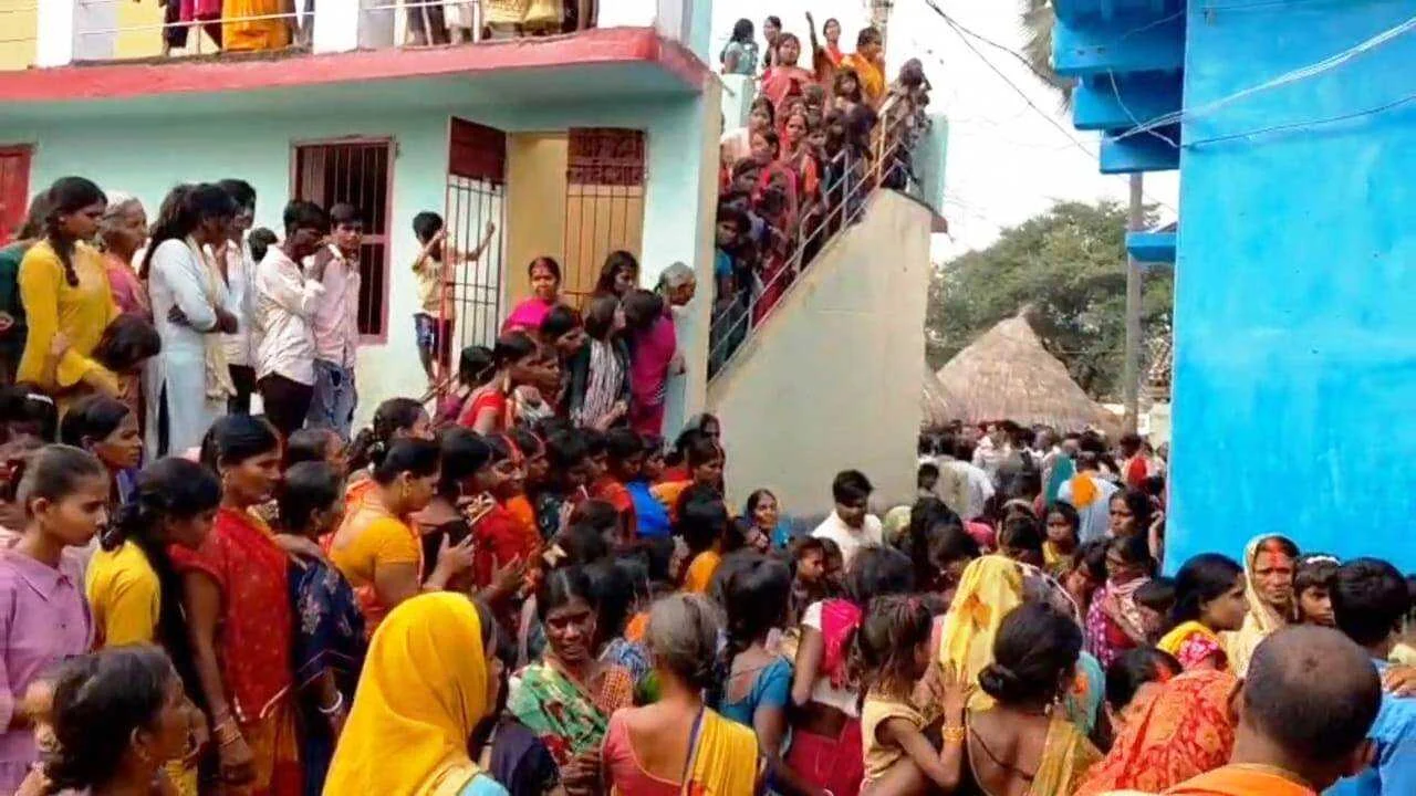 छठघाट पर नहाने के दौरान पांच लोग डूबे, तीन का शव बरामद, गोतोंखोरो द्वारा दो शवो की तालाश जारी 3