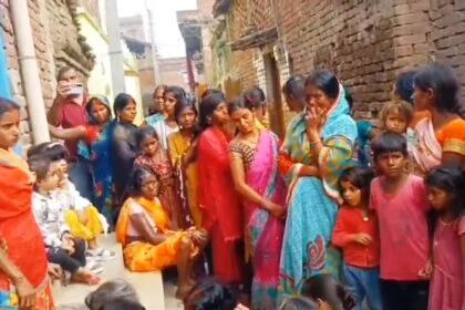 छठघाट पर नहाने के दौरान पांच लोग डूबे, तीन का शव बरामद, गोतोंखोरो द्वारा दो शवो की तालाश जारी 31