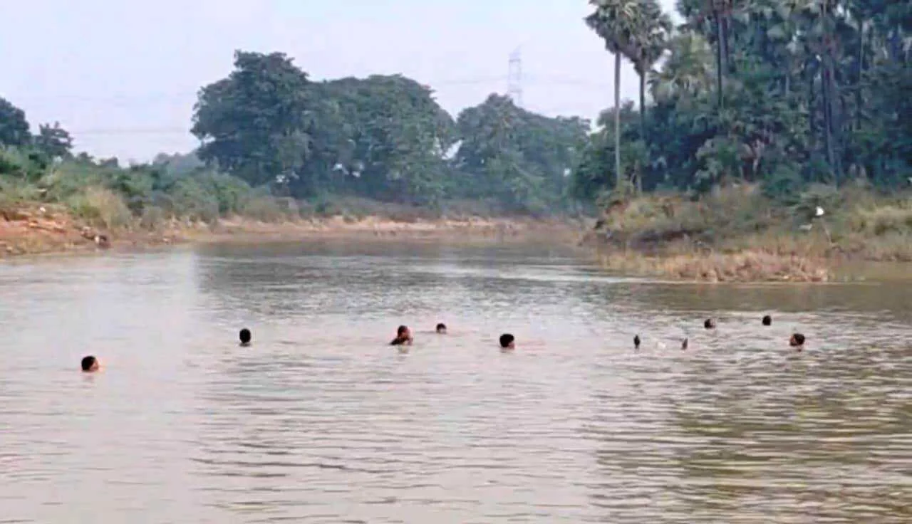 छठघाट पर नहाने के दौरान पांच लोग डूबे, तीन का शव बरामद, गोतोंखोरो द्वारा दो शवो की तालाश जारी 2