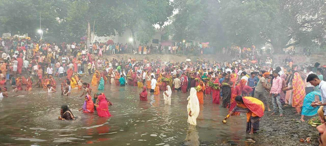 उद्याचलगामी भगवान भास्कर को अर्ध्य के साथ ही चार दिवसीय आस्था का महापर्व छठ संपन्न हुआ 2