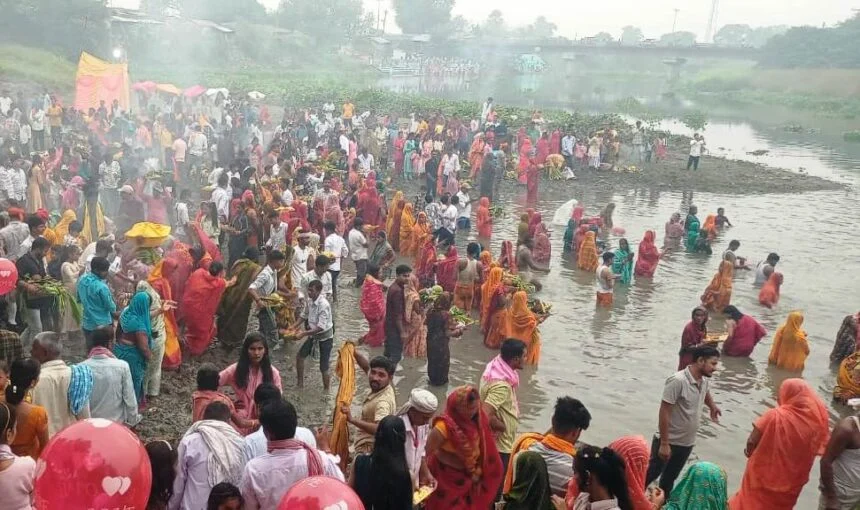 उद्याचलगामी भगवान भास्कर को अर्ध्य के साथ ही चार दिवसीय आस्था का महापर्व छठ संपन्न हुआ 1