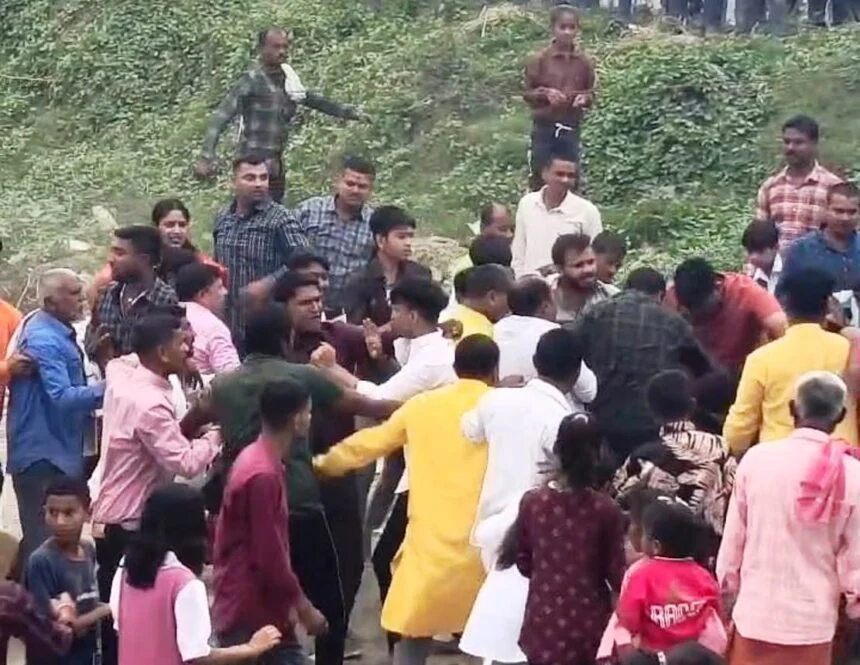 समस्तीपुर: छठ पूजा के दौरान दो पक्षों के बीच कहा सुनी में जमकर मारपीट,एक व्यक्ति बुरी तरह घायल, कई लोग चोटिल 1