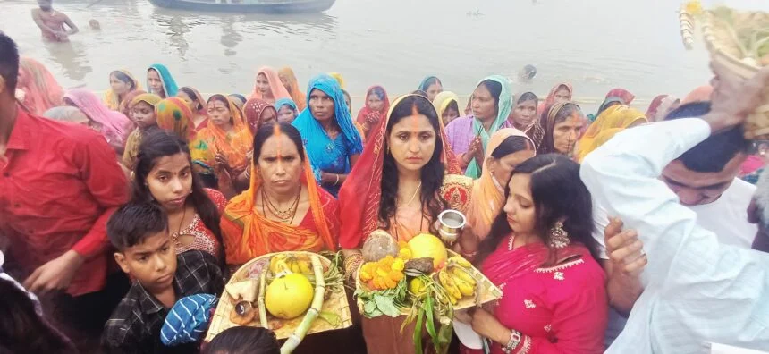 बछवाड़ा प्रखंड में उगते सूर्य को अर्घ्य के साथ ही चार दिवसीय छठ महापर्व संपन्न 1