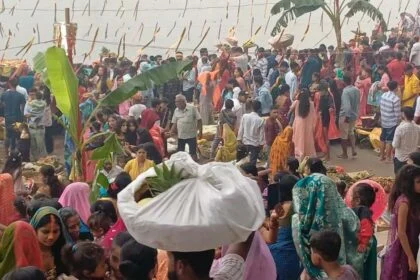 लोक आस्था का महापर्व में लोकगीत से पटा रहा छठ घाट,उगते सूर्य को अर्घ्य देने के साथ 36 घंटे का निर्जला व्रत संपन्न 2