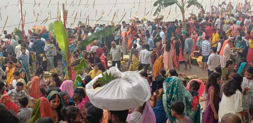 लोक आस्था का महापर्व में लोकगीत से पटा रहा छठ घाट,उगते सूर्य को अर्घ्य देने के साथ 36 घंटे का निर्जला व्रत संपन्न 1