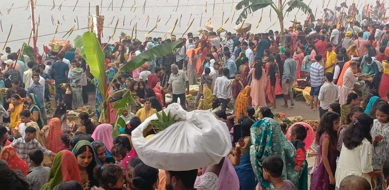 लोक आस्था का महापर्व में लोकगीत से पटा रहा छठ घाट,उगते सूर्य को अर्घ्य देने के साथ 36 घंटे का निर्जला व्रत संपन्न 2