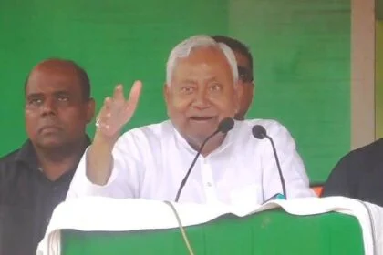 नीतीश कुमार पहुंचे राजगीर विधानसभा के राजकीय उच्च विद्यालय सरबहदी जनसभा को किया संबोधित, भाषण के दौरान छह बार लालू प्रसाद यादव पर साधा निशाना 18