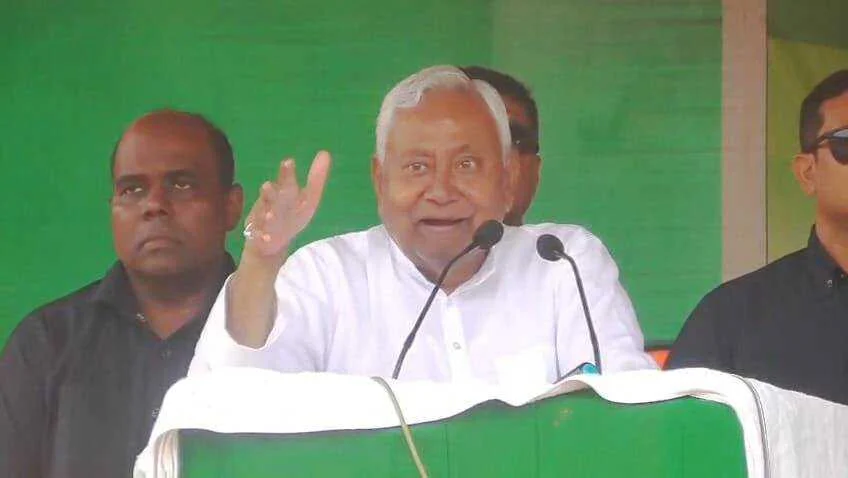 नीतीश कुमार पहुंचे राजगीर विधानसभा के राजकीय उच्च विद्यालय सरबहदी जनसभा को किया संबोधित, भाषण के दौरान छह बार लालू प्रसाद यादव पर साधा निशाना 1