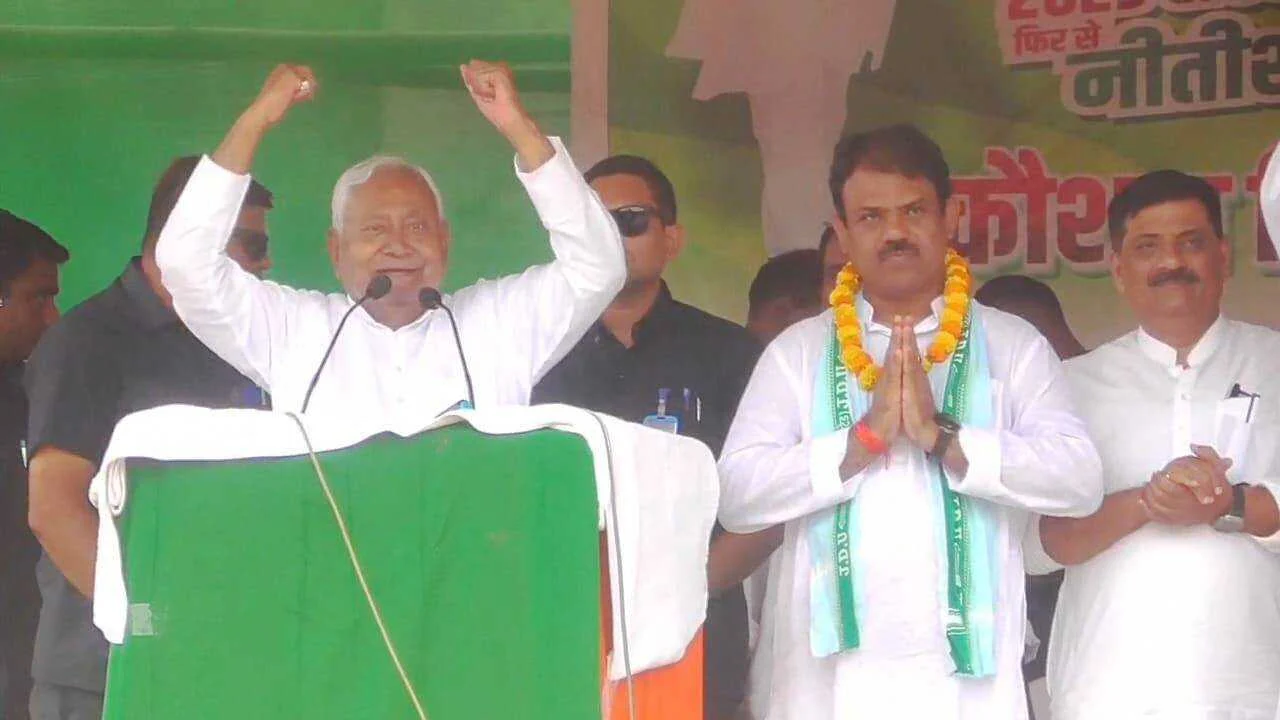 नीतीश कुमार पहुंचे राजगीर विधानसभा के राजकीय उच्च विद्यालय सरबहदी जनसभा को किया संबोधित, भाषण के दौरान छह बार लालू प्रसाद यादव पर साधा निशाना 3