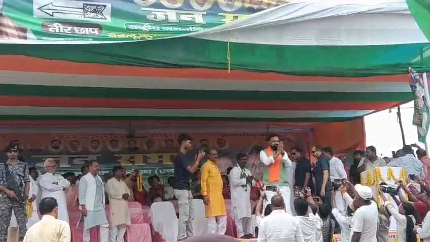 एनडीए प्रत्याशी बबलू मंडल के समर्थन में खगड़िया पहुंचे उपमुख्यमंत्री सम्राट चौधरी, कहा — “नीतीश कुमार के नेतृत्व में बिहार विकास की राह पर” 3