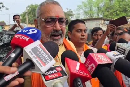 छठ पर्व को लेकर सियासत गरमाई — गिरिराज सिंह ने राहुल गांधी पर बोला तीखा हमला, कहा “हिंदू भावनाओं का किया अपमान” 27