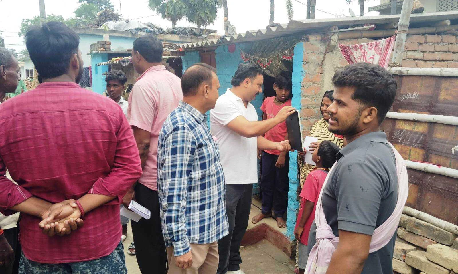 बरौनी में राजद कार्यकर्ताओं का जनसंपर्क अभियान, बोगो सिंह के समर्थन में मांगे वोट 3