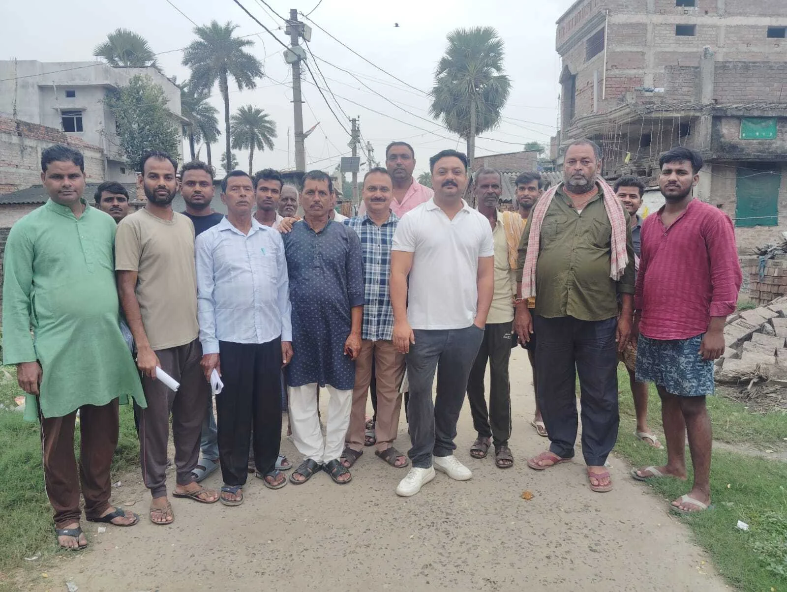 बरौनी में राजद कार्यकर्ताओं का जनसंपर्क अभियान, बोगो सिंह के समर्थन में मांगे वोट 2