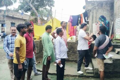 बरौनी में राजद कार्यकर्ताओं का जनसंपर्क अभियान, बोगो सिंह के समर्थन में मांगे वोट 16