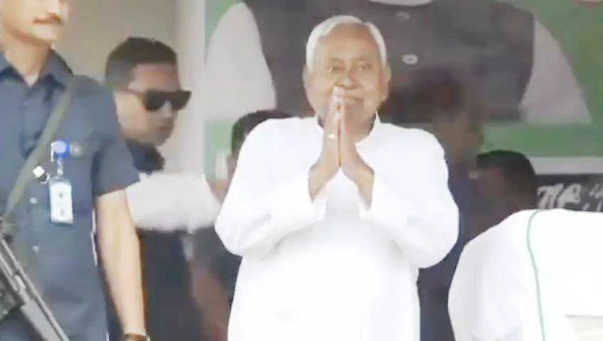 बेगूसराय में सीएम नीतीश कुमार का चुनावी हमला, कहा— “हमारे आने से बिहार में कानून का राज आया” 2