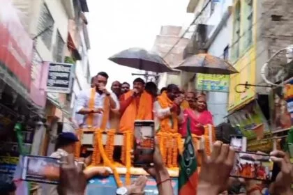 खगड़िया: एनडीए प्रत्याशी बबलू मंडल के समर्थन में भोजपुरी सिने स्टार व सांसद मनोज तिवारी ने किया रोड शो 10