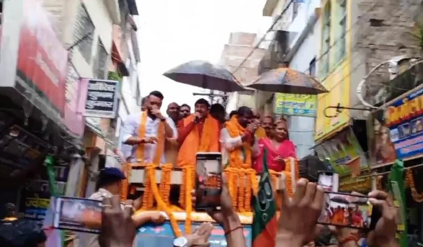 खगड़िया: एनडीए प्रत्याशी बबलू मंडल के समर्थन में भोजपुरी सिने स्टार व सांसद मनोज तिवारी ने किया रोड शो 1