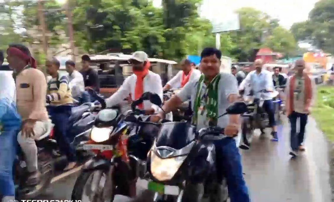 खगड़िया: एनडीए प्रत्याशी बबलू मंडल के समर्थन में भोजपुरी सिने स्टार व सांसद मनोज तिवारी ने किया रोड शो 2