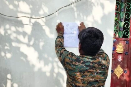 न्यायालय से फरार चल रहे आरोपी के घर पुलिस ने चिपकाया इश्तेहार 16