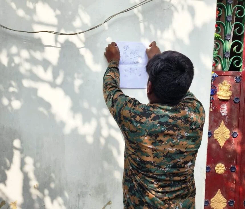 न्यायालय से फरार चल रहे आरोपी के घर पुलिस ने चिपकाया इश्तेहार 1