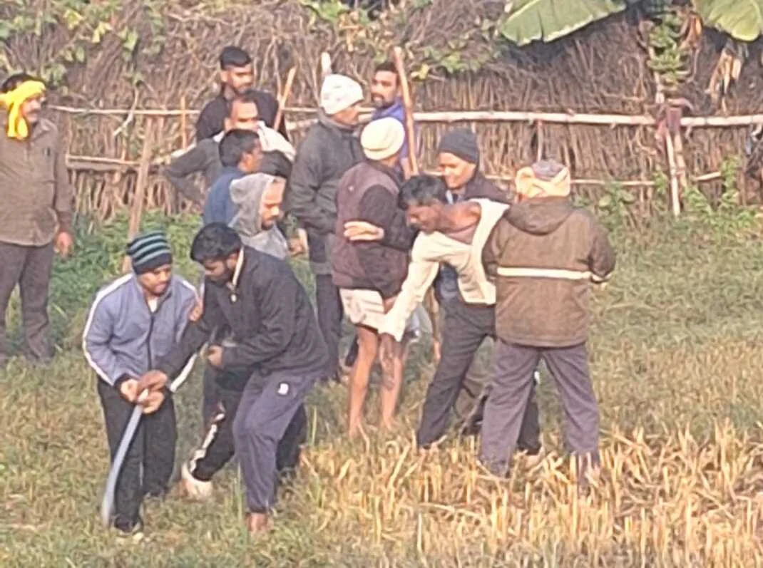कैमुर: बकरी चराने के विवाद में दो पक्षों के बीच जमकर चले लाठी–डंडे, तलवार लहराने का वीडियो हुआ वायरल, 14 पर FIR, तीन गिरफ्तार 2