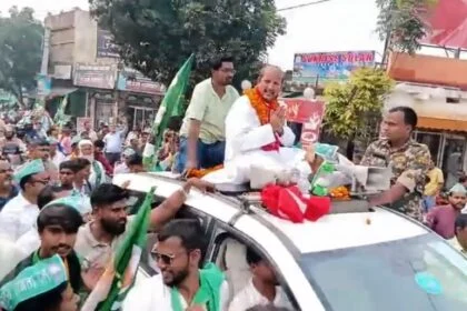 समस्तीपुर में आरजेडी प्रत्याशी अख्तरुल इस्लाम शाहीन का 10 किमी लंबा भव्य रोड शो, जनता से विकास के नाम पर समर्थन की अपील 23