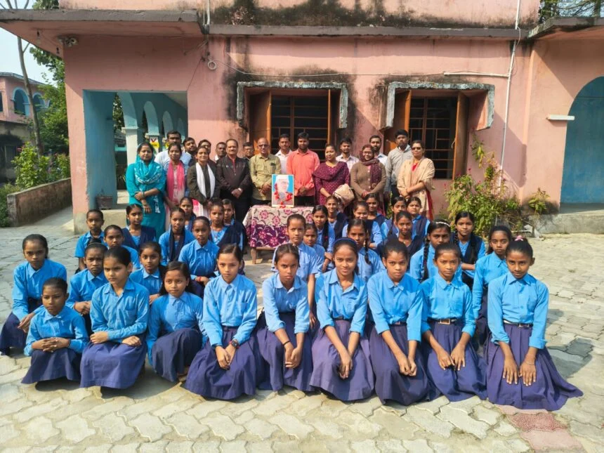 बाल दिवस पर मेहदौली मध्य विद्यालय में चाचा नेहरू को श्रद्धांजलि, बच्चों ने सांस्कृतिक कार्यक्रमों से मोहा मन 1