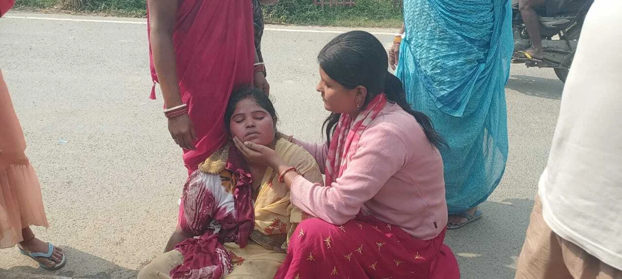 मानवता शर्मसार! वीरपुर में सड़क पर बेहोश पड़ी महिला को देखते रहे लोग, पत्रकार ने पहुँचाया अस्पताल 2