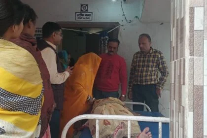 मानवता शर्मसार! वीरपुर में सड़क पर बेहोश पड़ी महिला को देखते रहे लोग, पत्रकार ने पहुँचाया अस्पताल 12