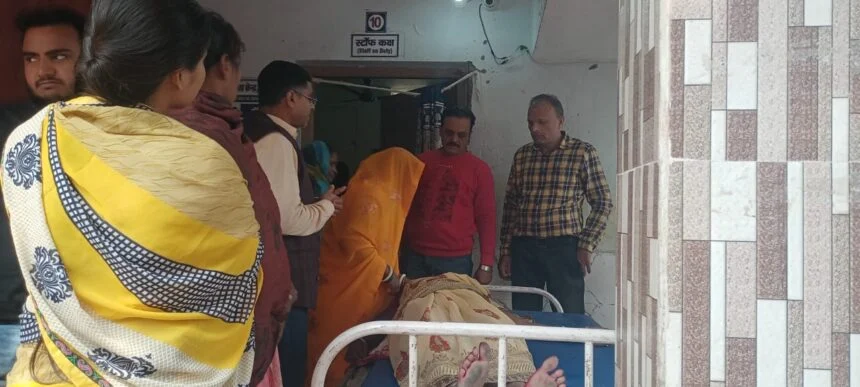 मानवता शर्मसार! वीरपुर में सड़क पर बेहोश पड़ी महिला को देखते रहे लोग, पत्रकार ने पहुँचाया अस्पताल 1