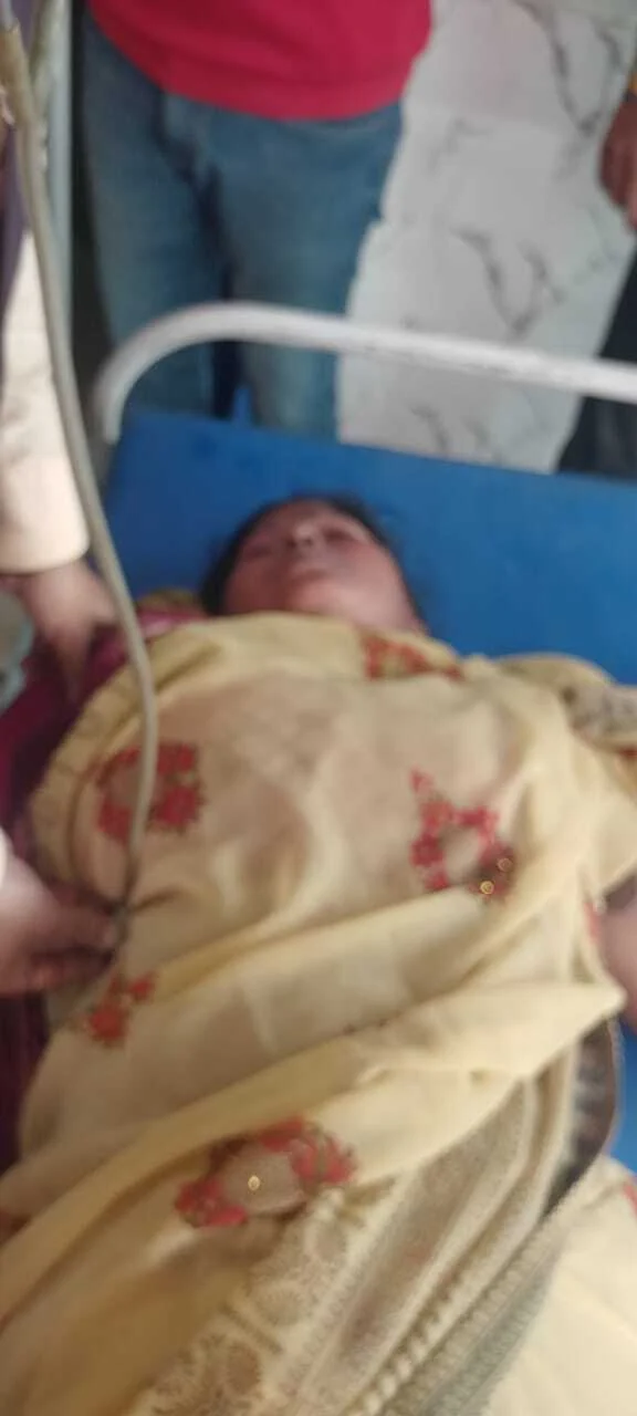 मानवता शर्मसार! वीरपुर में सड़क पर बेहोश पड़ी महिला को देखते रहे लोग, पत्रकार ने पहुँचाया अस्पताल 3